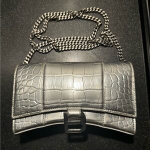 WOMEN'S HOURGLASS WALLET ON CHAIN IN SILVER